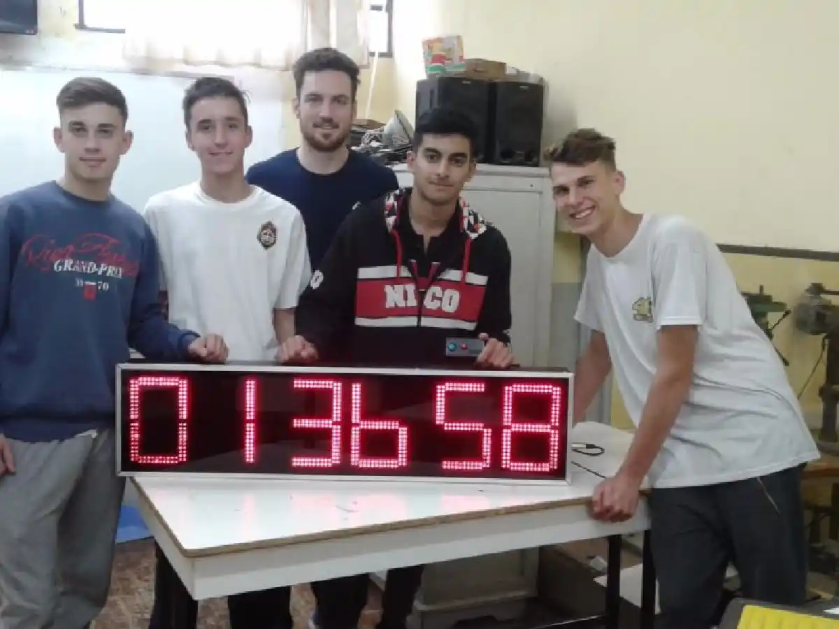 Alumnos del Ipet 50 crearon un tablero electrónico de última generación para una maratón