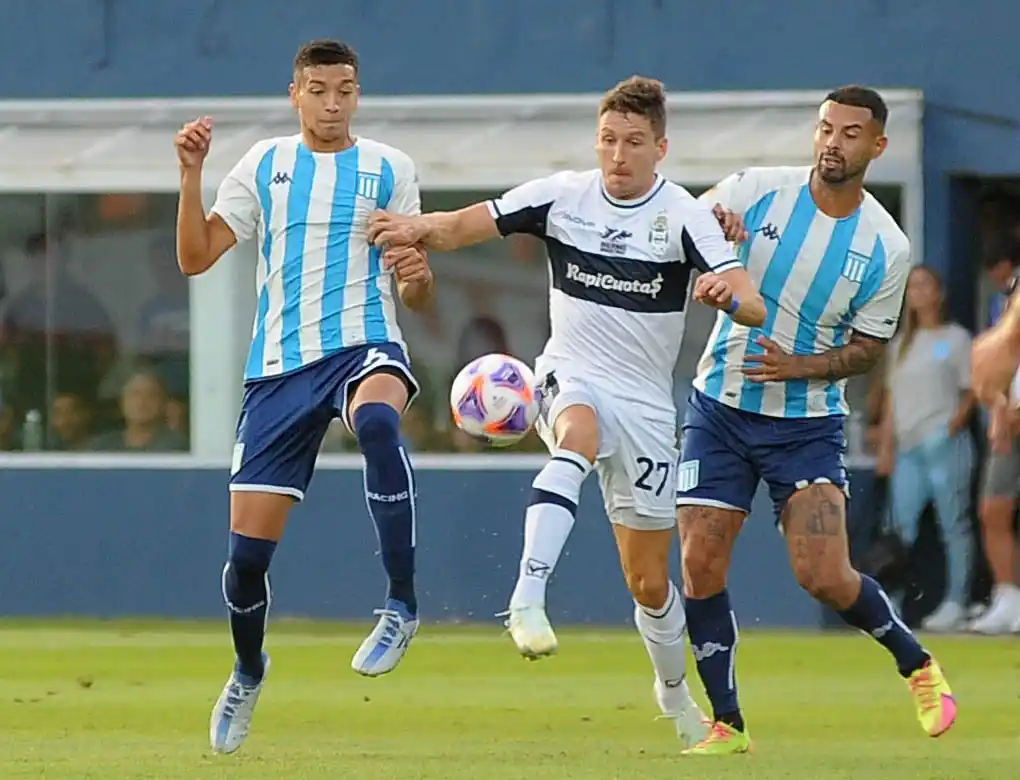 Soldano escapa entre Cardona y Avilés.