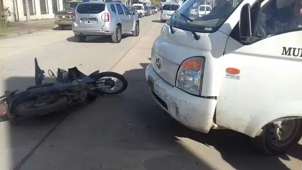 Un motociclista fracturado al chocar con un camión