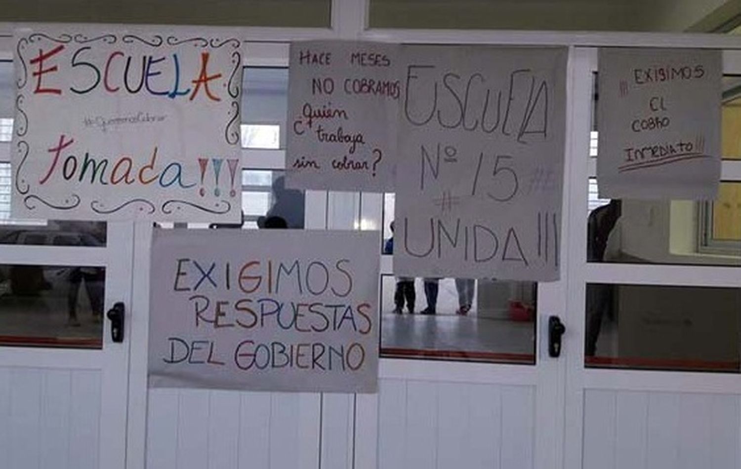 Docentes de Colón levantan la toma de una escuela tras cobrar lo que les deben