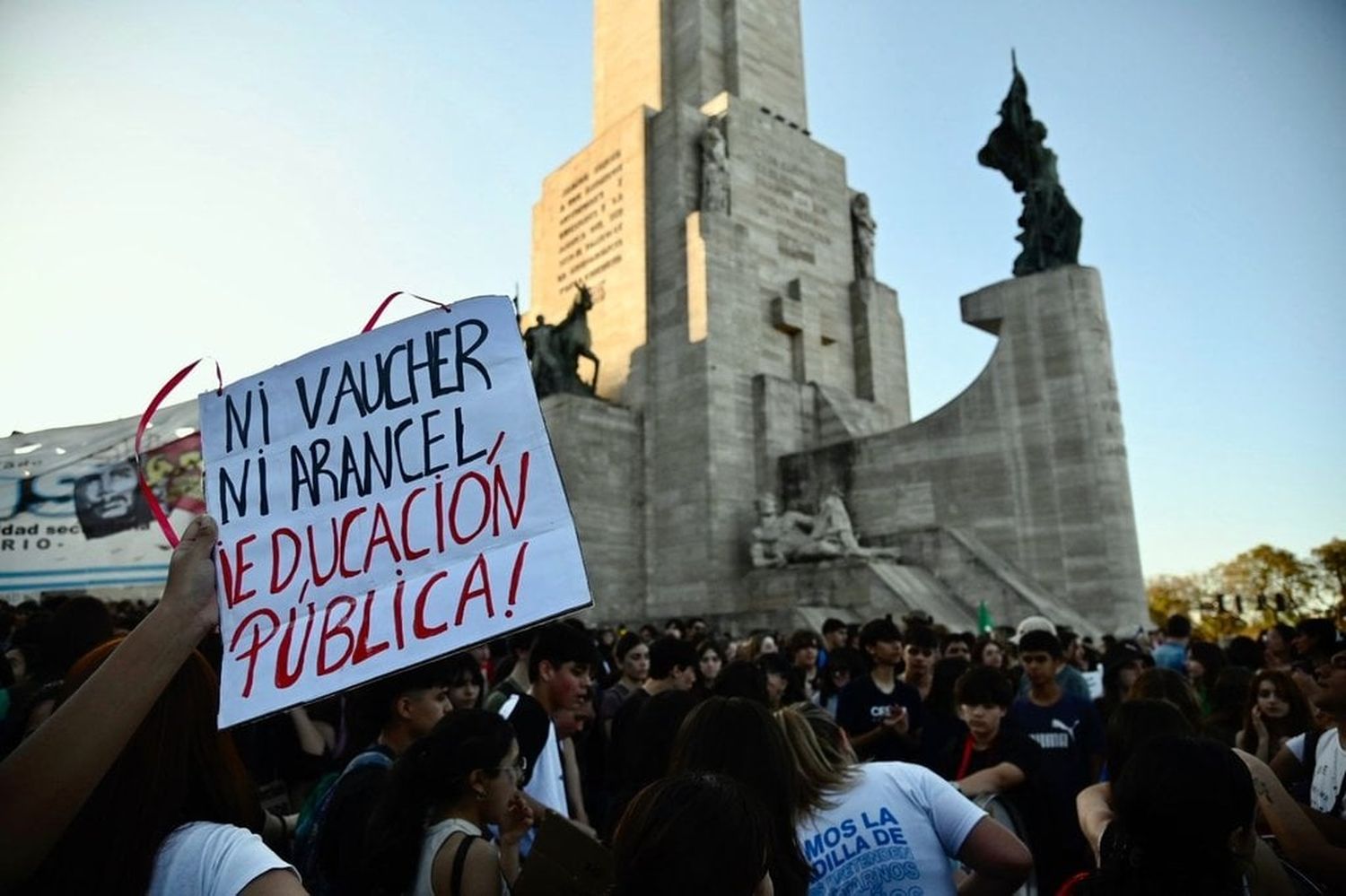 La movilización se realizó desde la plaza San Martín hasta el Monumento Nacional a la Bandera. Foto: Marcelo Manera