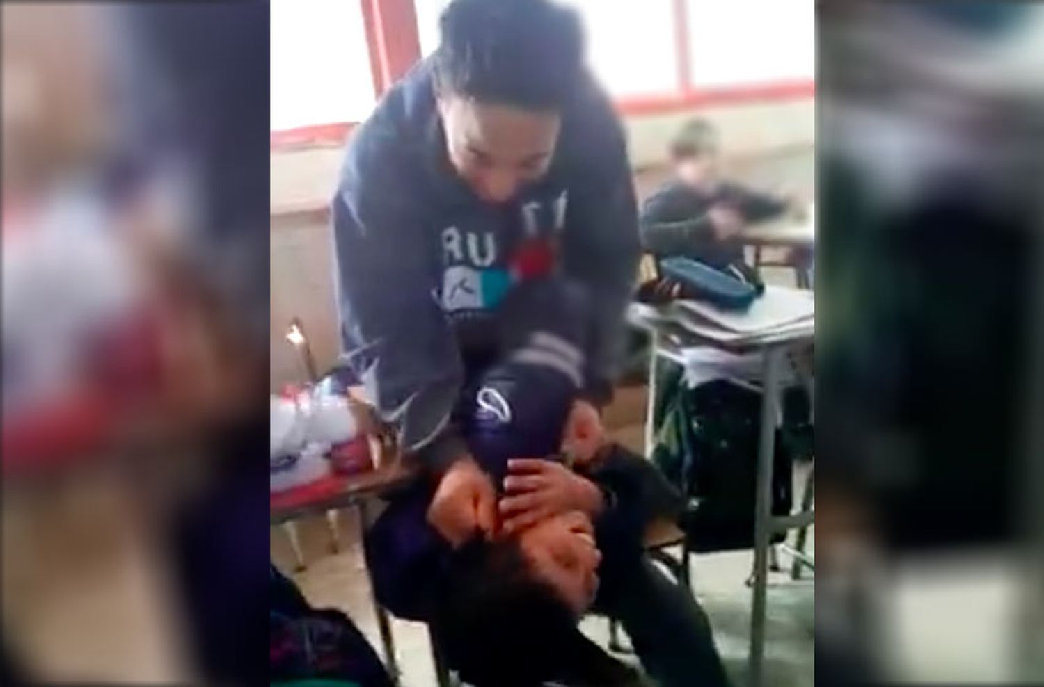 Se viralizó otro video de violencia escolar: un chico de 17 años atacó a otro de 13