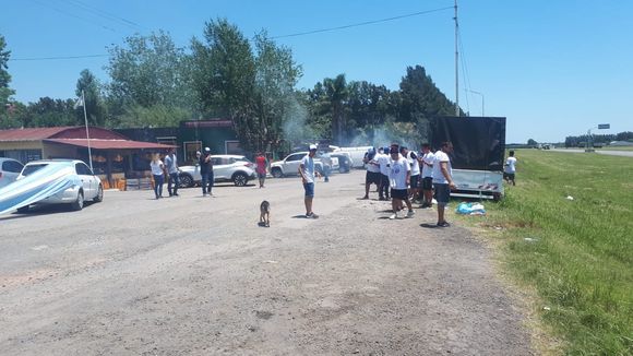 Protesta de trabajadores en la estación de servicio Shell de Ruta 9