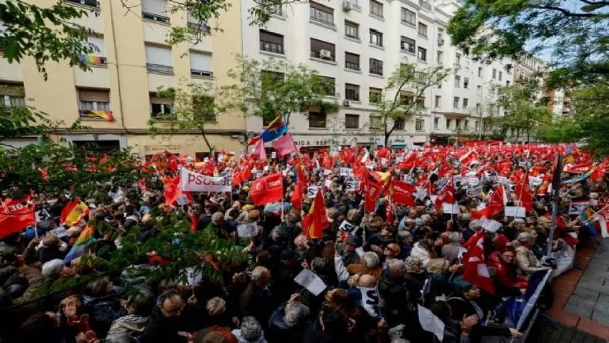 «Presidente, quédate»: socialistas españoles le piden a Sánchez que no dimita