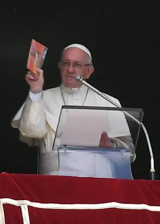 Francisco distribuyó miles de crucifijos