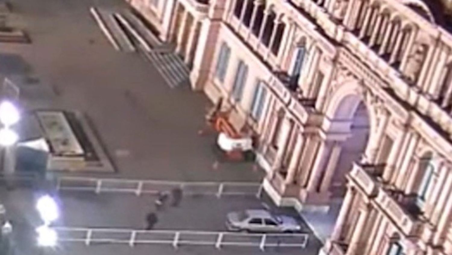 ¡Una locura! Así se metió un auto en la Casa Rosada