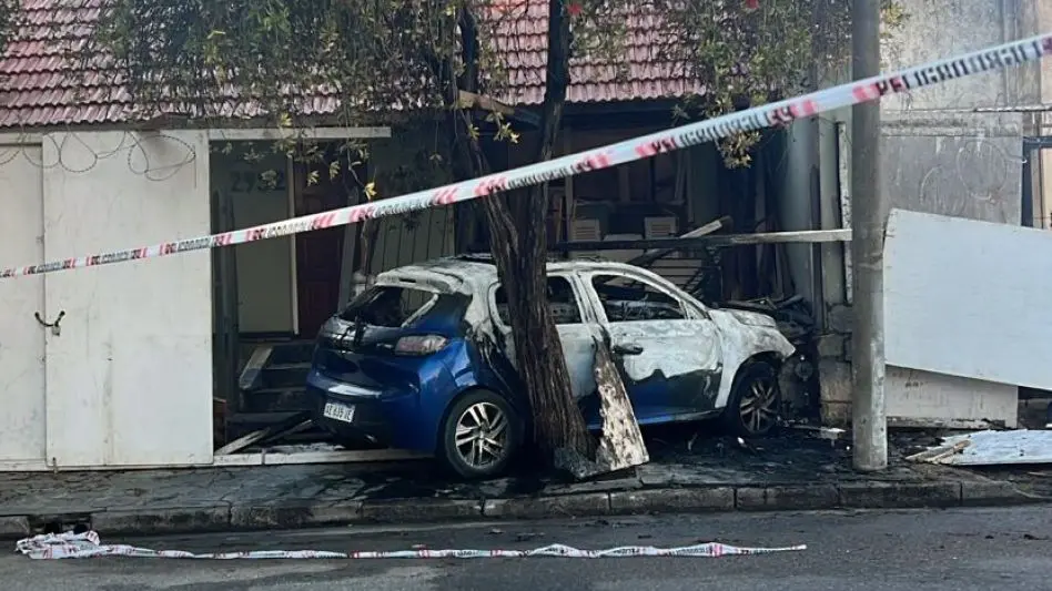 Tres mujeres alcoholizadas chocaron contra una vivienda y el auto se incendió