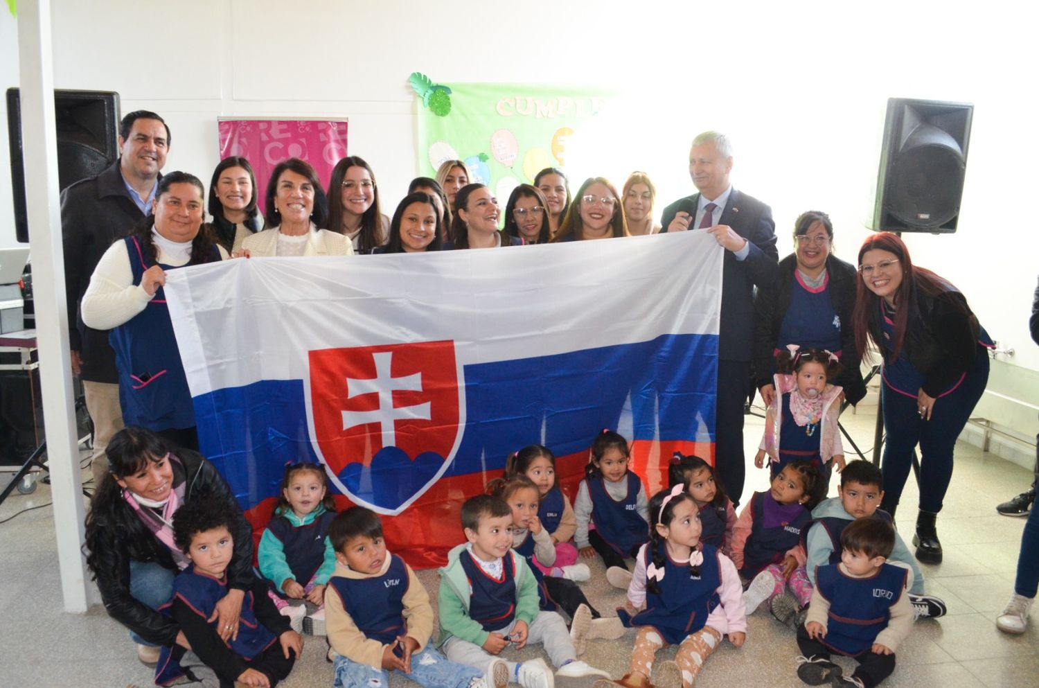 El nuevo Centro de Desarrollo Infantil del barrio Lanceros del Sauce lleva desde hoy el nombre de Eslovaquia.