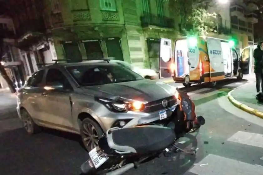 Fuerte choque en el microcentro entre dos jóvenes en moto y un auto