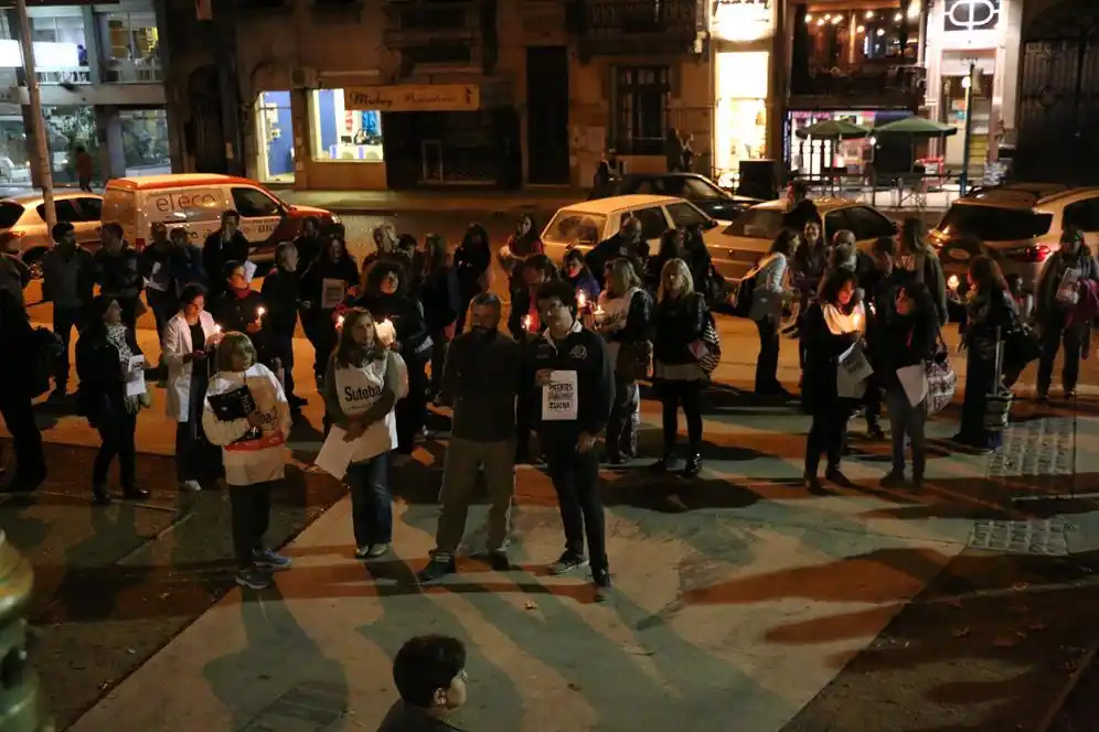 Docentes se manifestaron con antorchas en la Plaza en rechazo a la oferta salarial