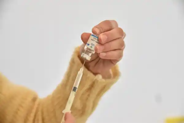 Más de la mitad de los bonaerenses ya se aplicó el primer refuerzo de la vacuna contra el coronavirus