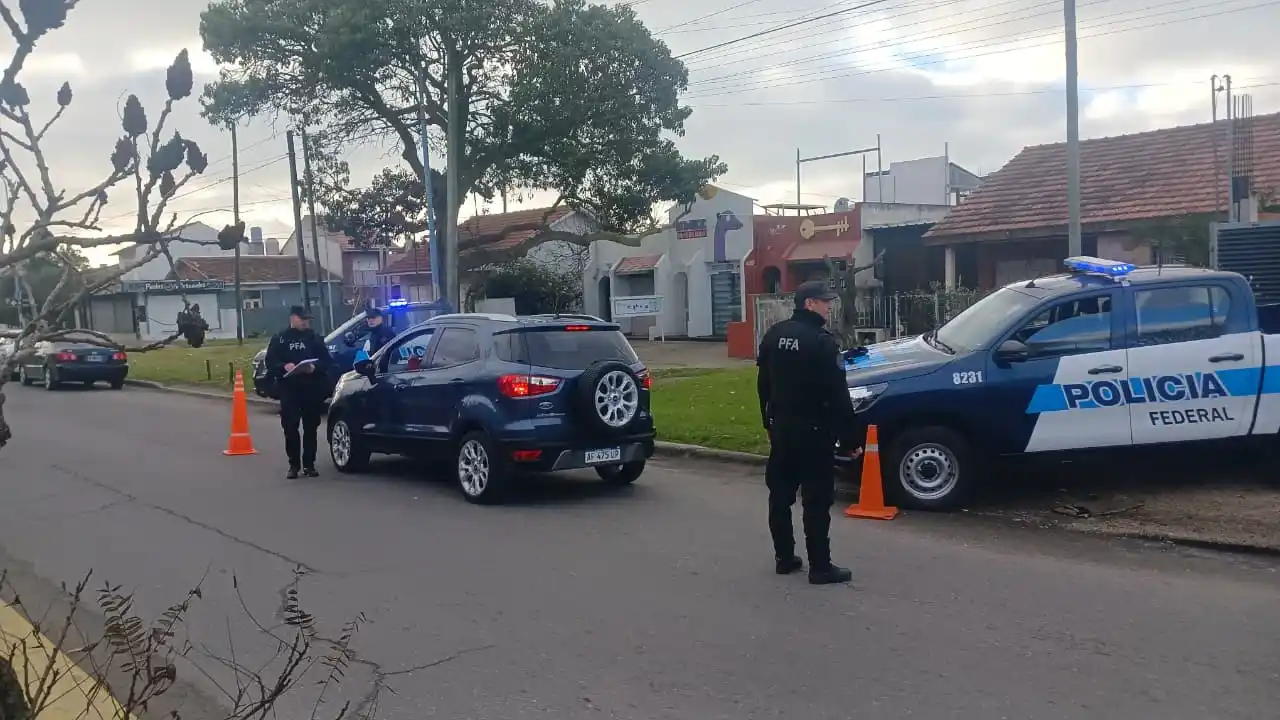 Efectivos de fuerzas federales y agentes de Tránsito realizaron controles vehiculares en los barrios Monte Varela, Ameghino y Zacagnini.