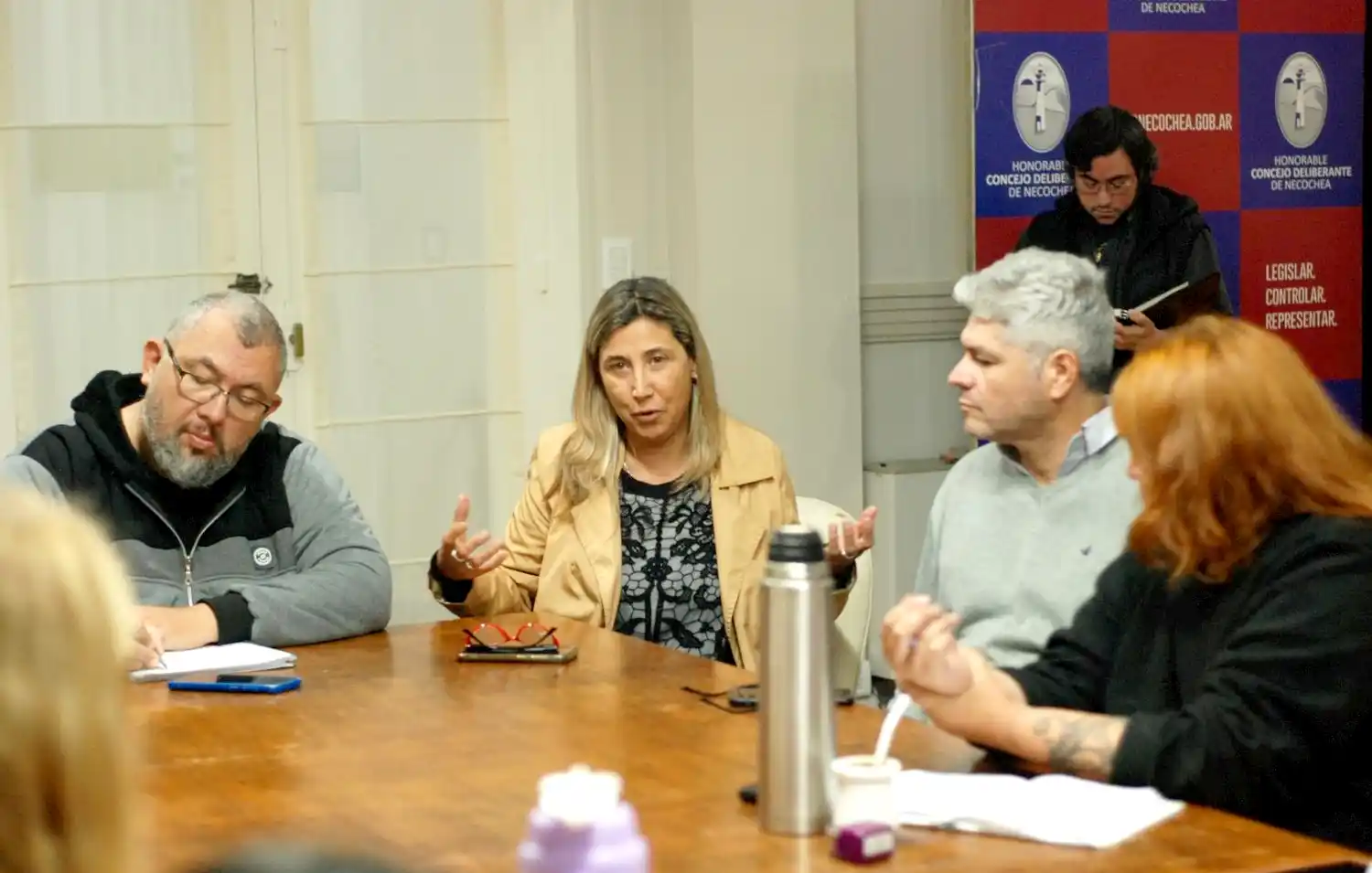 Explicaciones. Brindó a los concejales Sandra Anrenucci y parte de su equipo