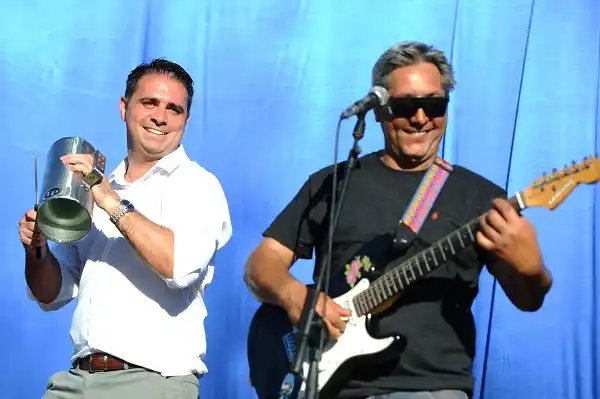 Davico celebró la Fiesta de las Costumbres Argentinas y se animó a tocar ante su gente