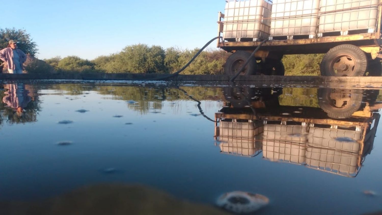 Pequeños ganaderos buscan acarrear agua en tanques o barriles para salvar su hacienda