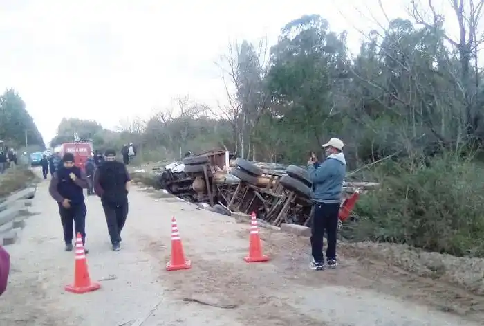 Falleció un hombre tras chocar con una camioneta en cercanías de la Cascadita de Dri