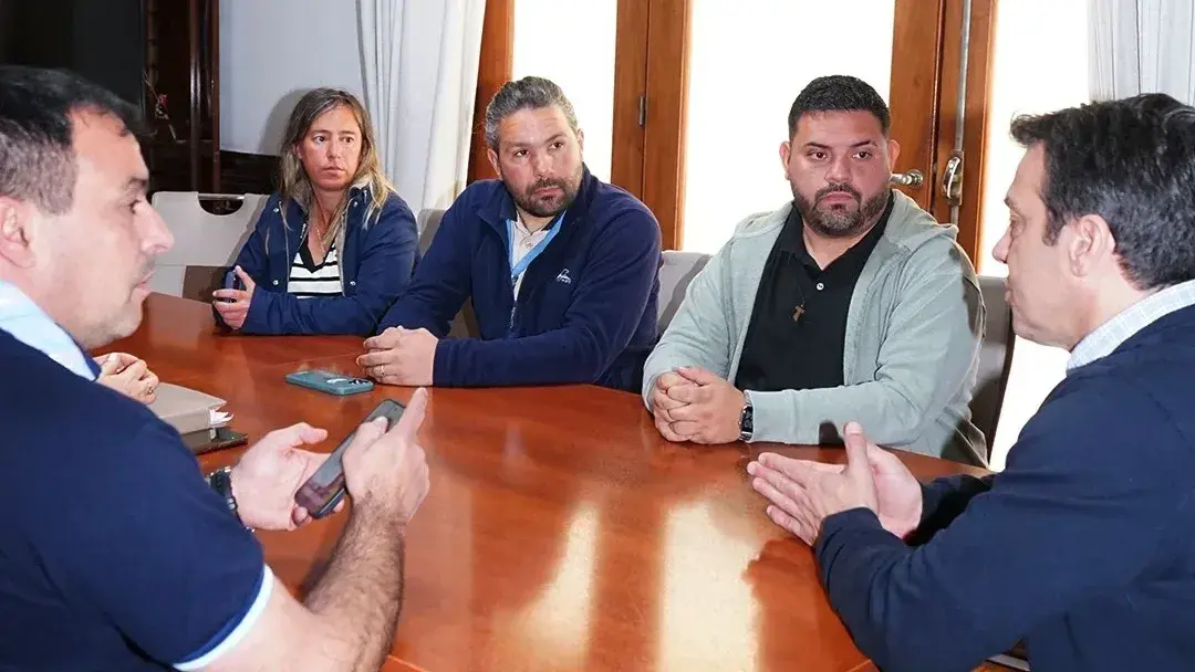 Encuentro. Autoridades nacionales de Scouts con el intendente Rojas