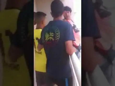 Compró un paracaídas por Internet y lo probó saltando por el balcón