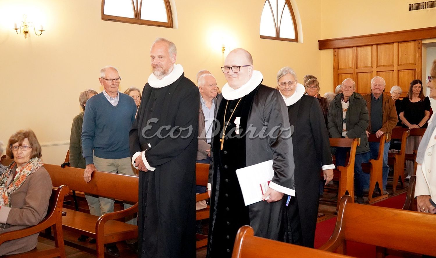 Ingreso. Del pastor y obispo al templo de la calle 51, para celebrar la misa