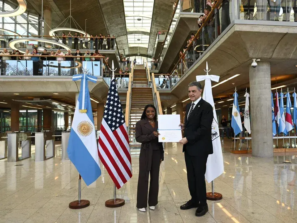 Simone Biles distinguida por Jorge Macri, Jefe de Gob. de CABA.