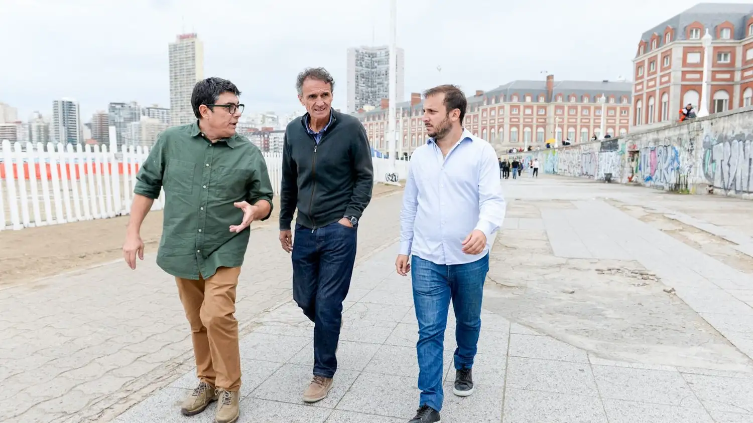 El ministro Katopodis en una de sus últimas recorridas por la obra de la Rambla de Mar dl Plata, junto a su asesor Santiago Gutiérrez.