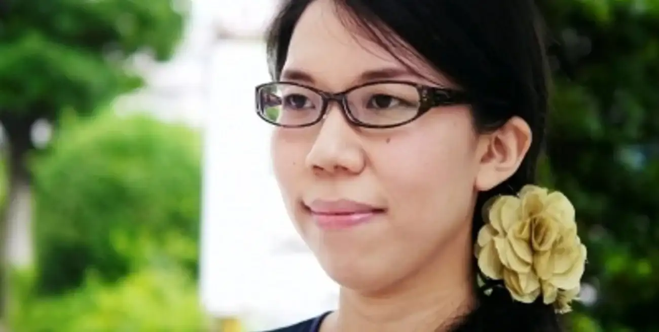 Hiroko Oyamada, 42 años. Autora japonesa varias veces galardonada y reconocida dese sus inicios. Es originaria y vive con su familia en una ciudad que es todo un símbolo de la resiliencia de Japón en sí misma: Hiroshima.