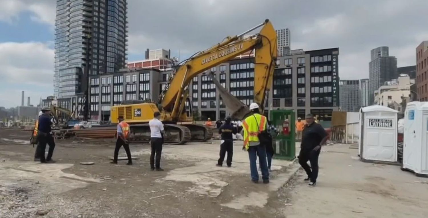 New York: un trabajador murió aplastado por una excavadora