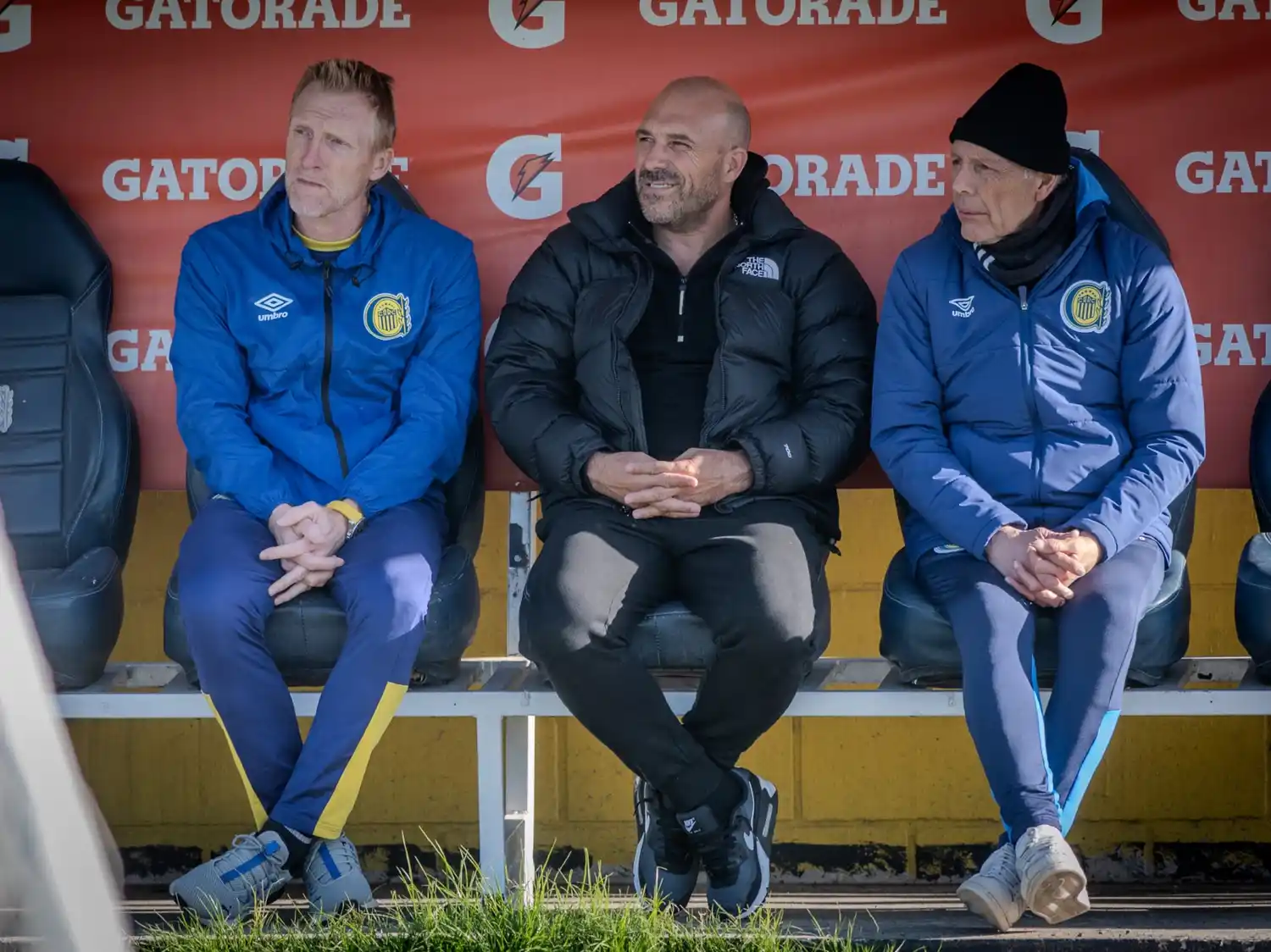 Mercado de pases en Central: uno que sigue y otro que se va