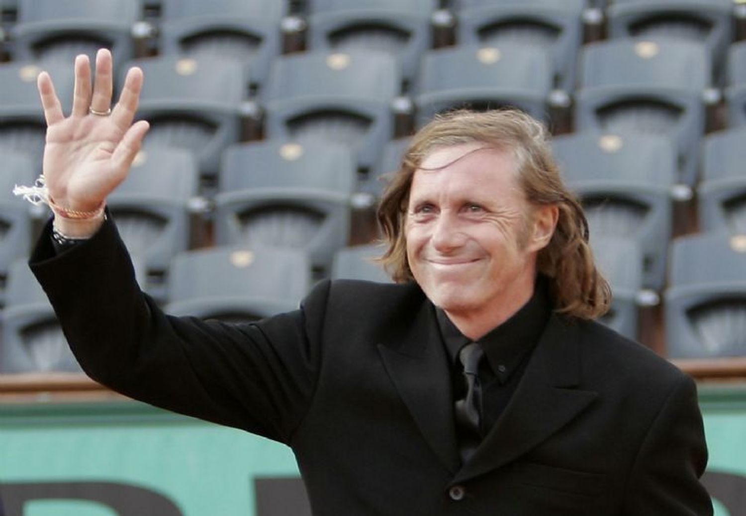 Guillermo Vilas reapareció en público en una foto junto a su esposa Phiang Khumueang