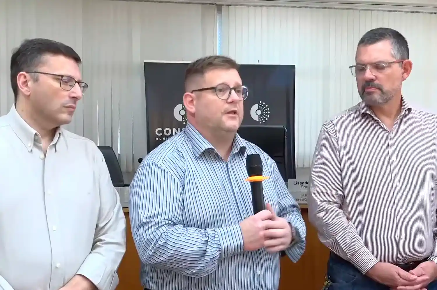 Funcionarios del Departamento Ejecutivo Municipal entregan los proyectos Presupuesto 2026 y Ordenanza Tributaria. - 2