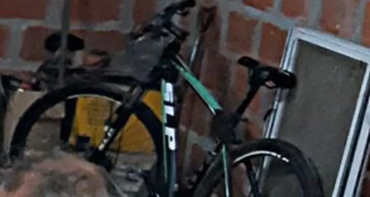 Ladrón se subió al balcón, dijo que estaba “empastillado” y robó una bicicleta
