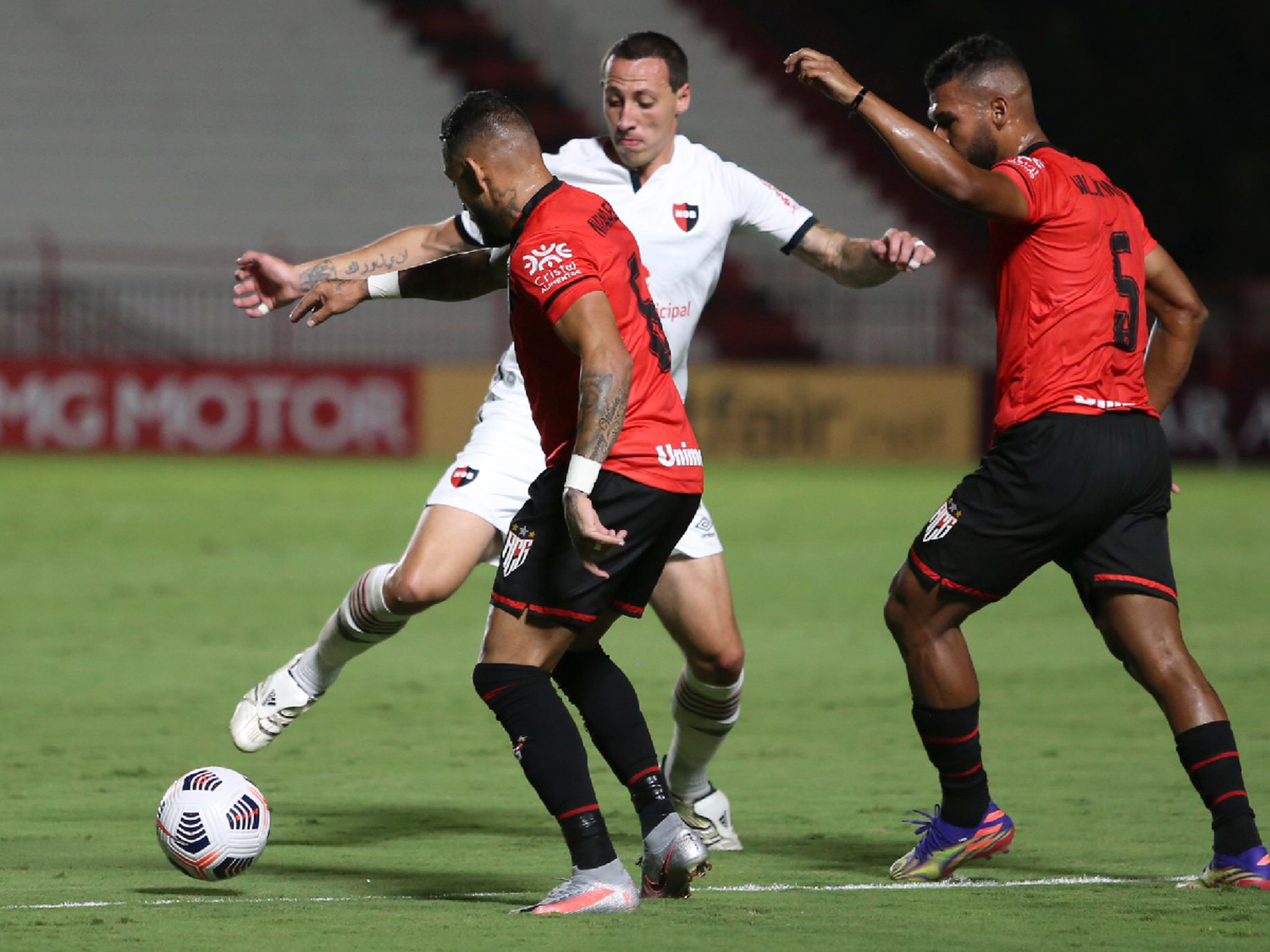 Newell's empató en Brasil