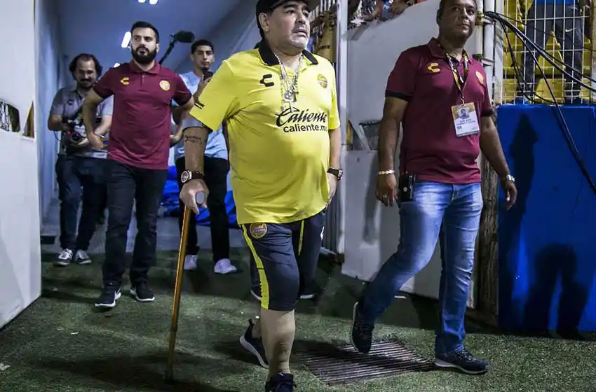 Diego Maradona será operado de su rodilla derecha