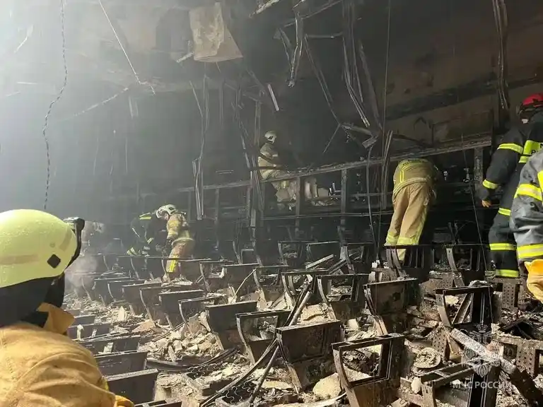 Decenas de muertos y heridos tras un tiroteo y explosión en una sala de conciertos en Moscú.