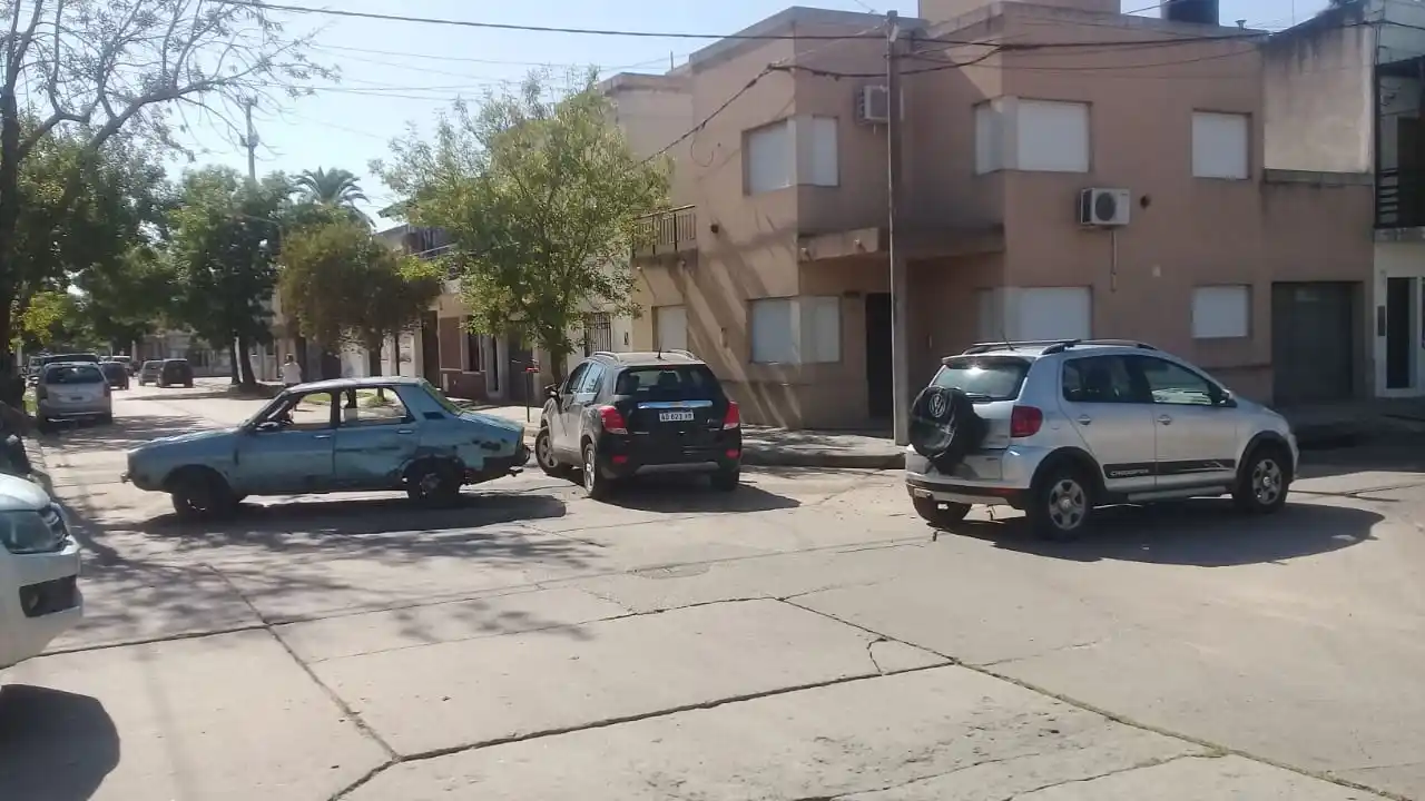Fuerte choque entre dos autos en la intersección de Doello Jurado y Rucci
