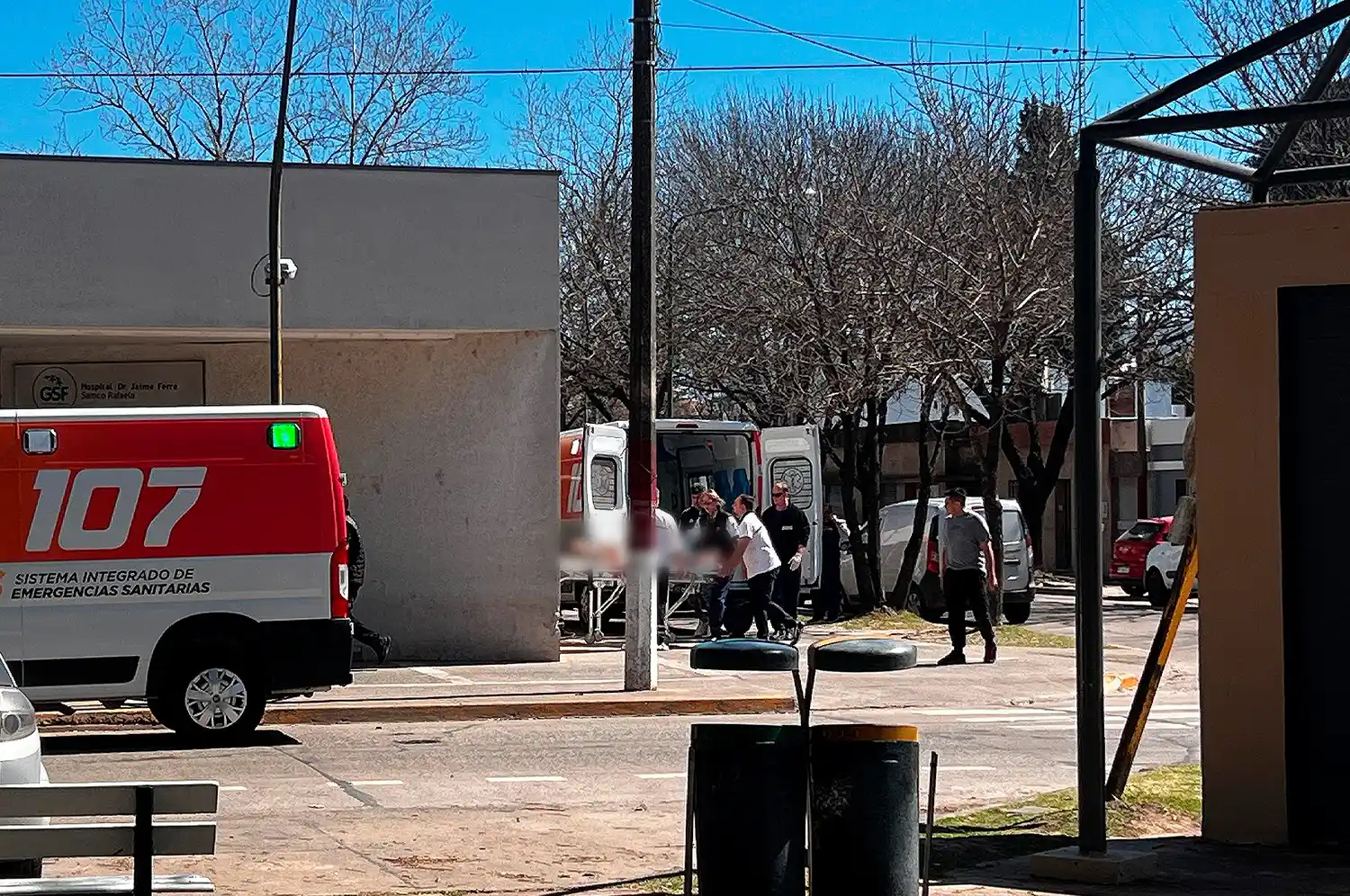 El ingreso de los accidentados al nocomio | CRÉDITO: RADIO RAFAELA