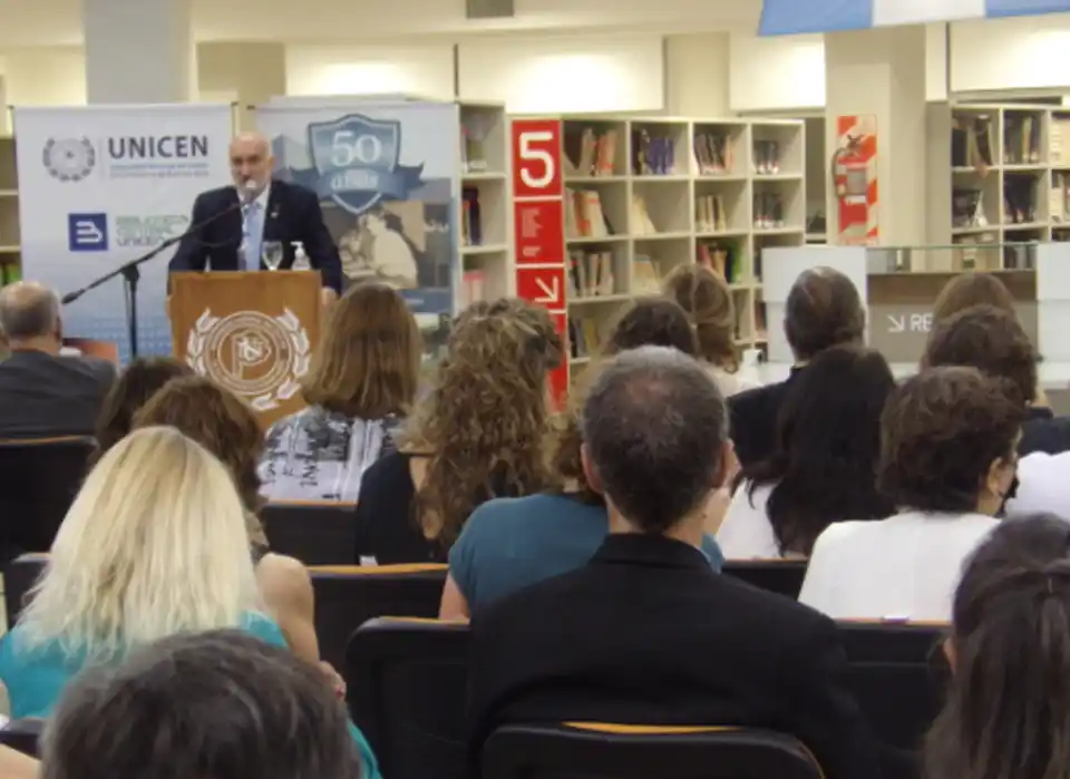 En un acto cargado de emoción, se reconoció a ex autoridades y a personal de la Unicen con 25 y 50 años de servicio