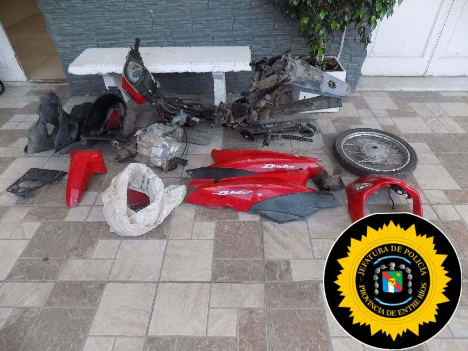 Autopartes recuperadas del motovehículo.