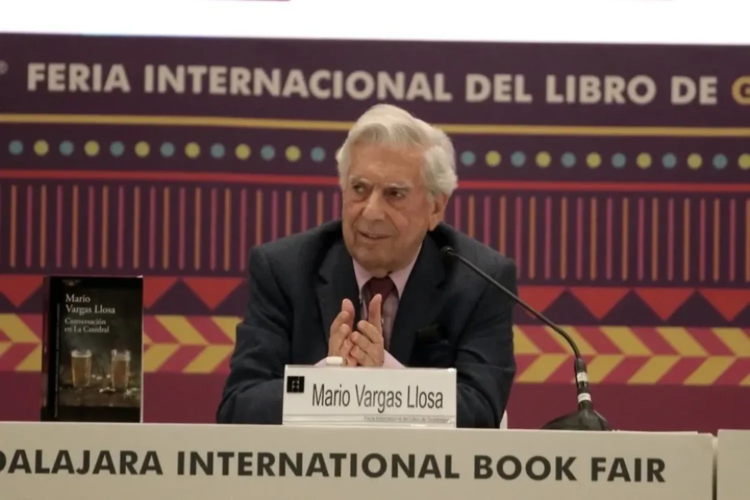 El reconocido escritor peruano-español Mario Vargas Llosa, de 87 años, se encuentra hospitalizado debido al Covid-19.