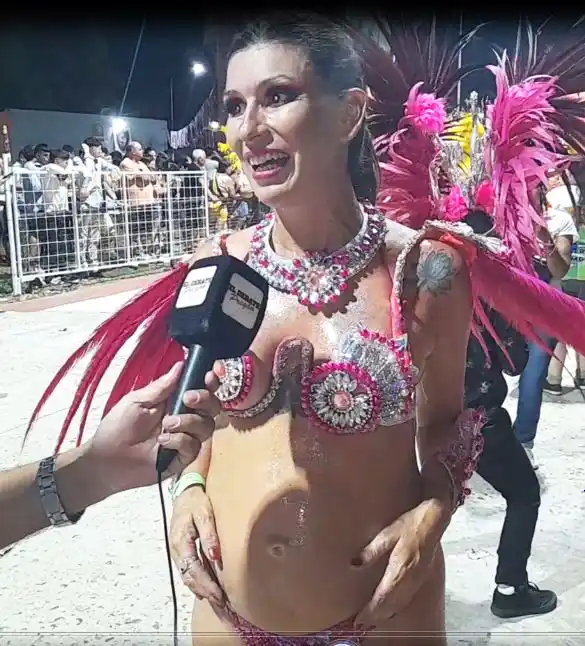 Desfila en el Corso de Gualeguay con 7 meses de embarazo