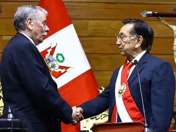 José María Balcázar asume bajo investigación y con polémicas declaraciones sobre niñas de 14 años.