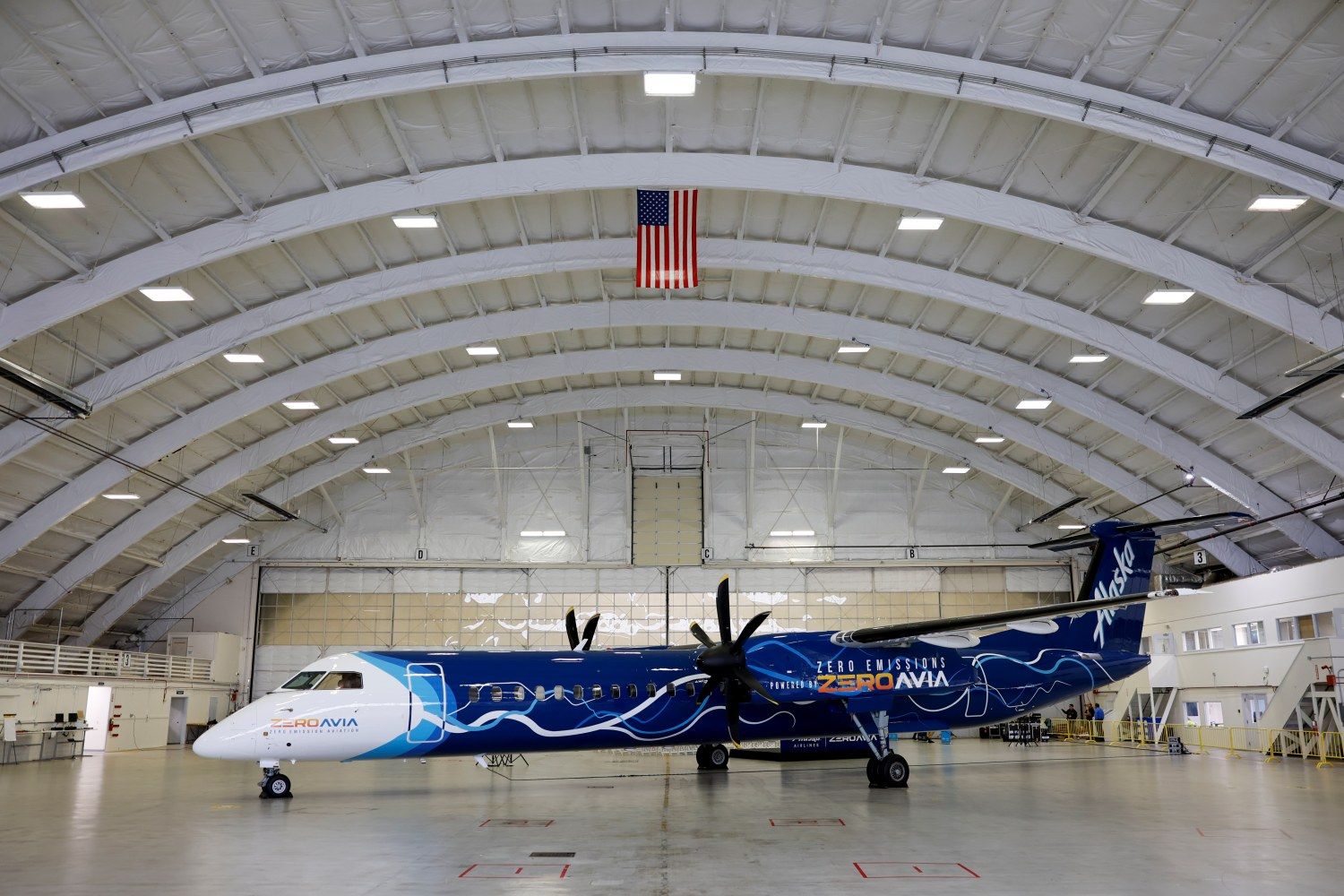 Paso clave en la propulsión eléctrica de hidrógeno: Alaska Airlines entrega un Q400 a ZeroAvia