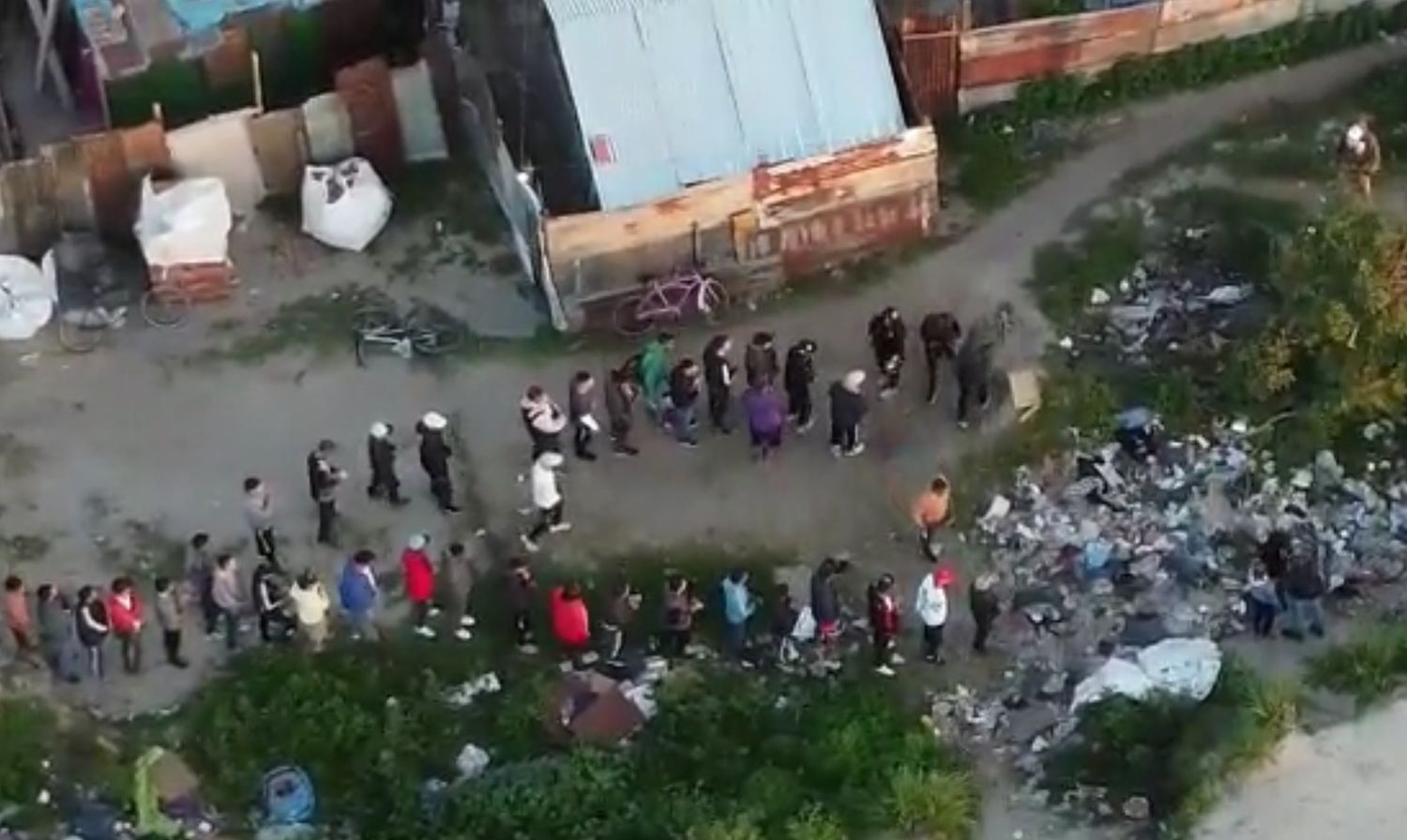 Shopping de la droga en Villa Fiorito: Desde el aire, filmaron las filas de vendedores y consumidores en Lomas de Zamora