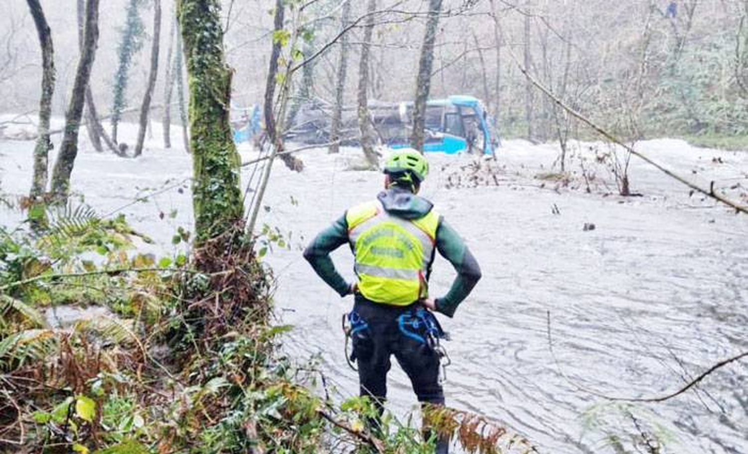 Al menos seis muertos al caer un micro a un río en Galicia