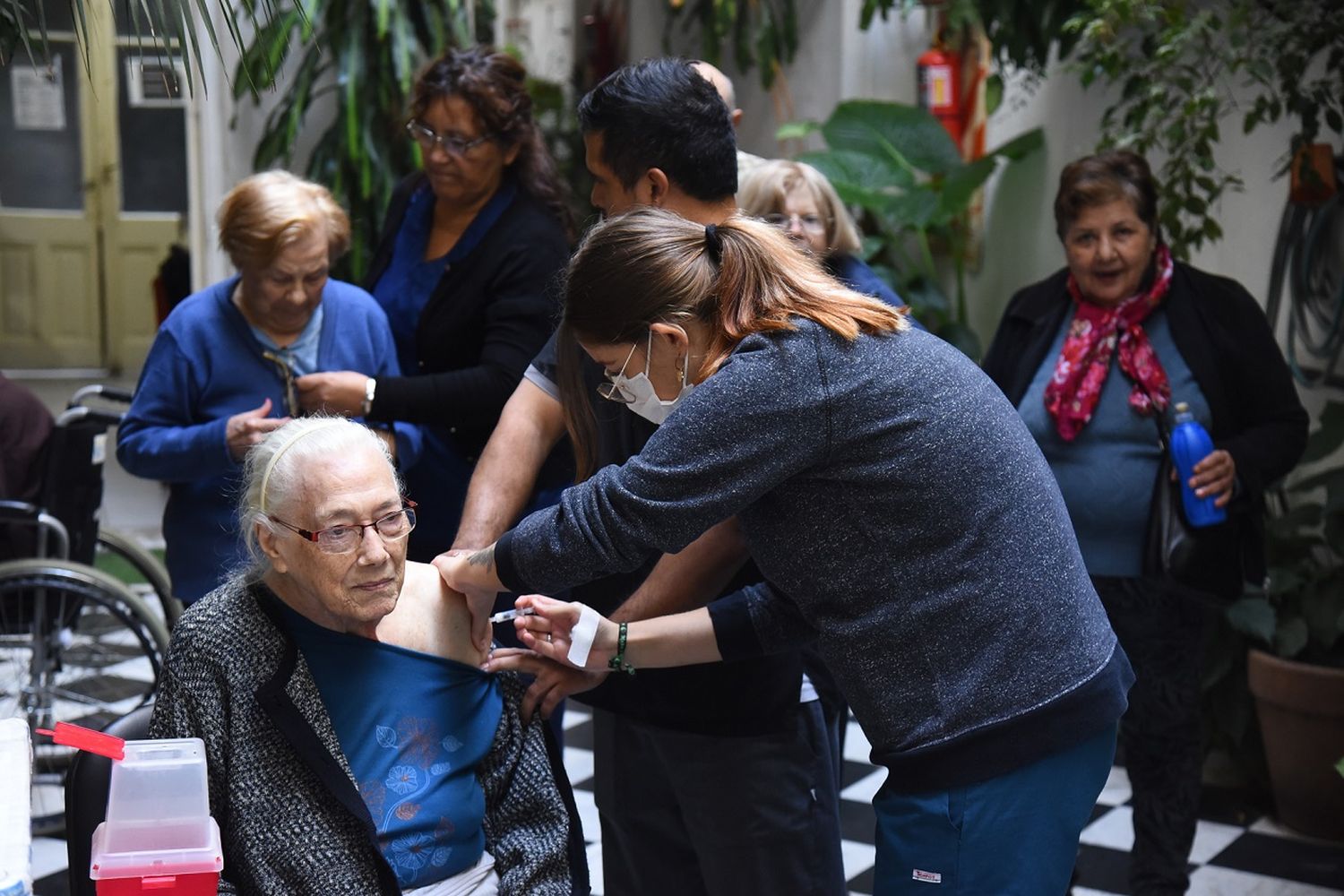 La provincia comenzó la vacunación antigripal en las residencias de adultos mayores