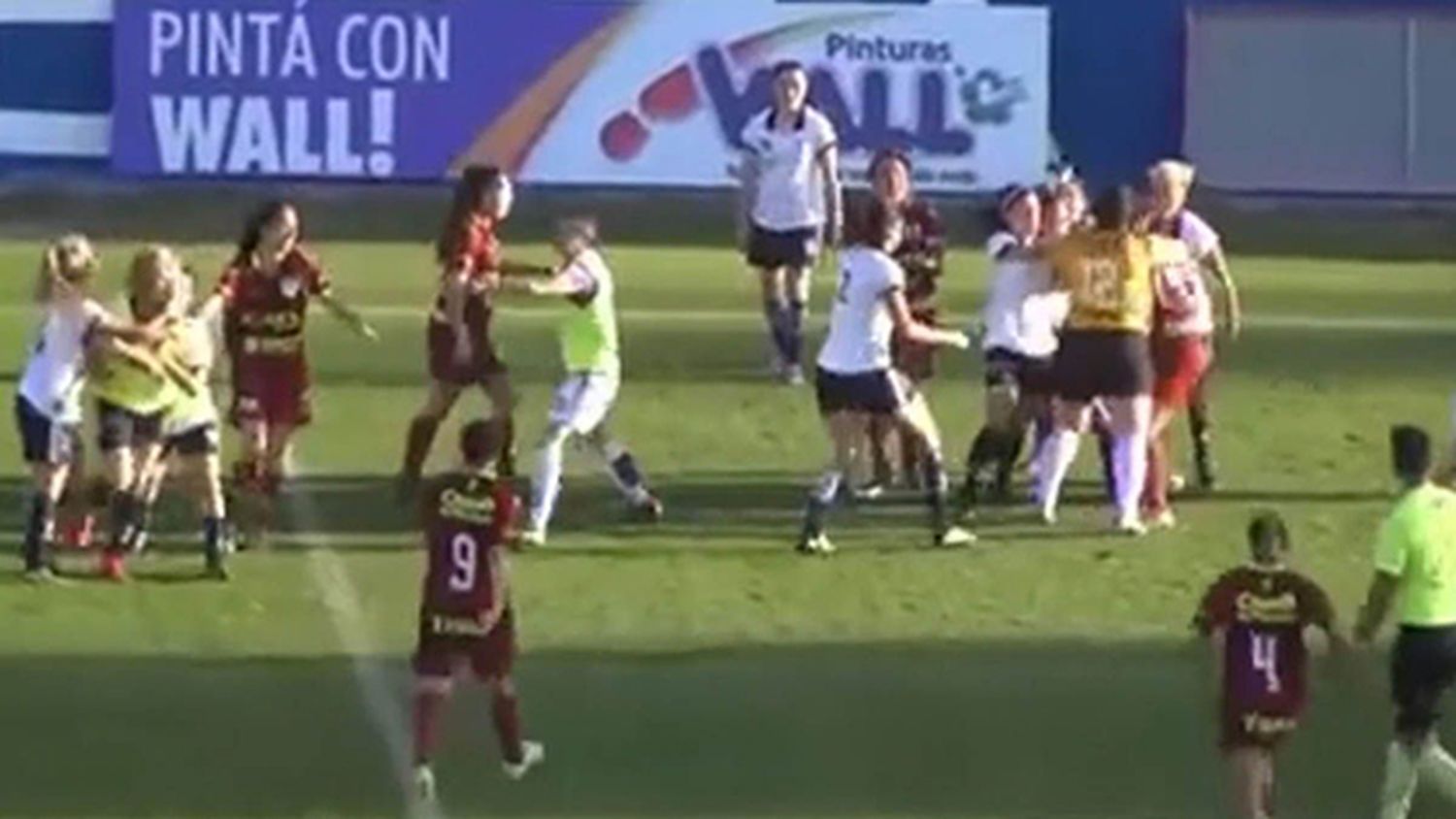 Batalla campal: varias jugadoras a las piñas en una final de fútbol femenino