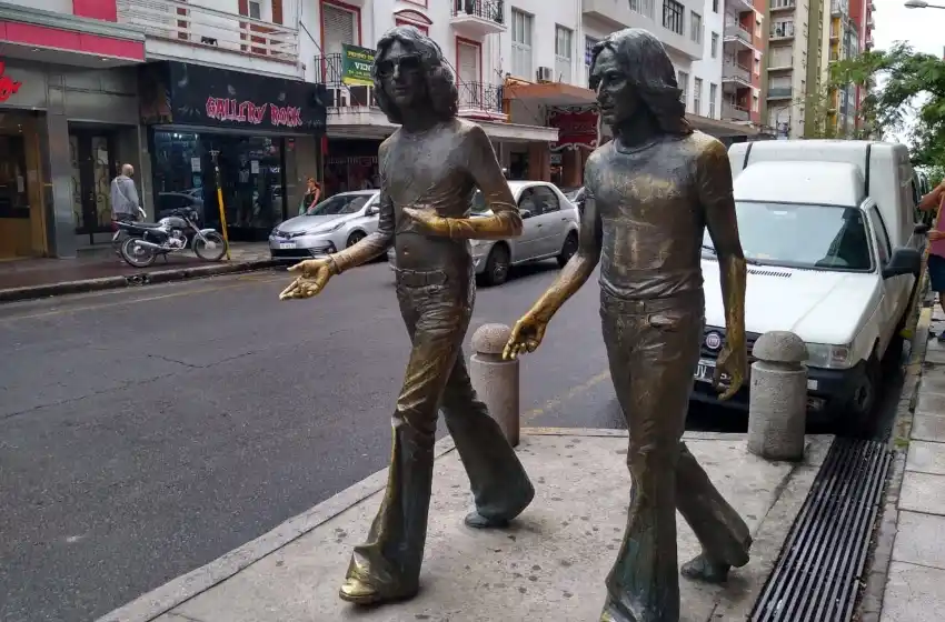 Viernes 3 AM: vandalizaron la escultura de Charly y Nito Mestre