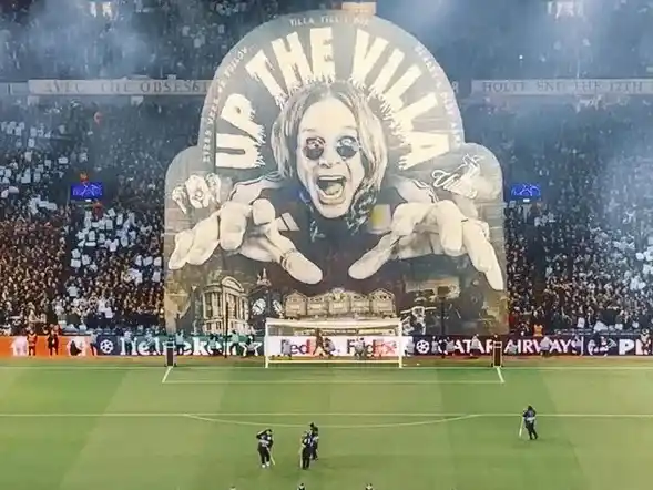 El telón del Aston Villa con la imágen de Ozzy Osbourne.Foto:X de Aston Villa