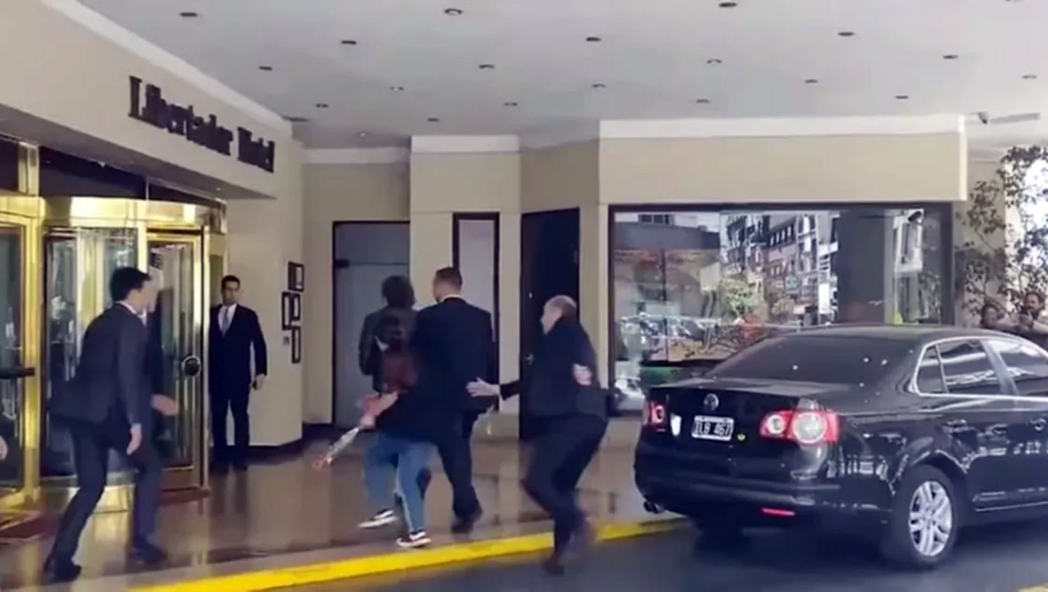 Una nena quiso regalarle una flor a Milei, los custodios se lo impidieron y el video se hizo viral