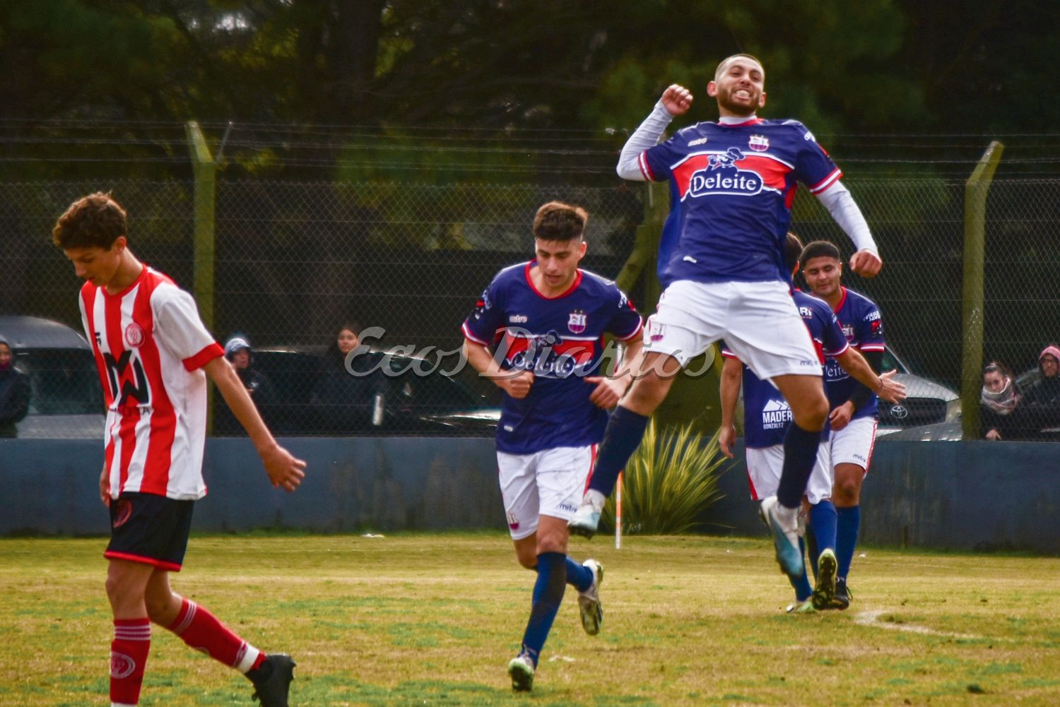 Festejo del primer gol de Augusto Pedro ante Huracán